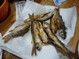 平坂さん持参の朝獲れ多摩川産雑魚のから揚げ