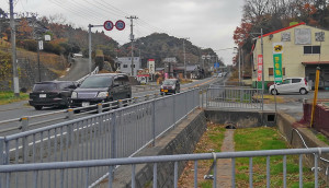 店の前の坂道を上るともう福島県