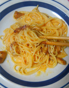 本格的に作ったパスタを箸で食う